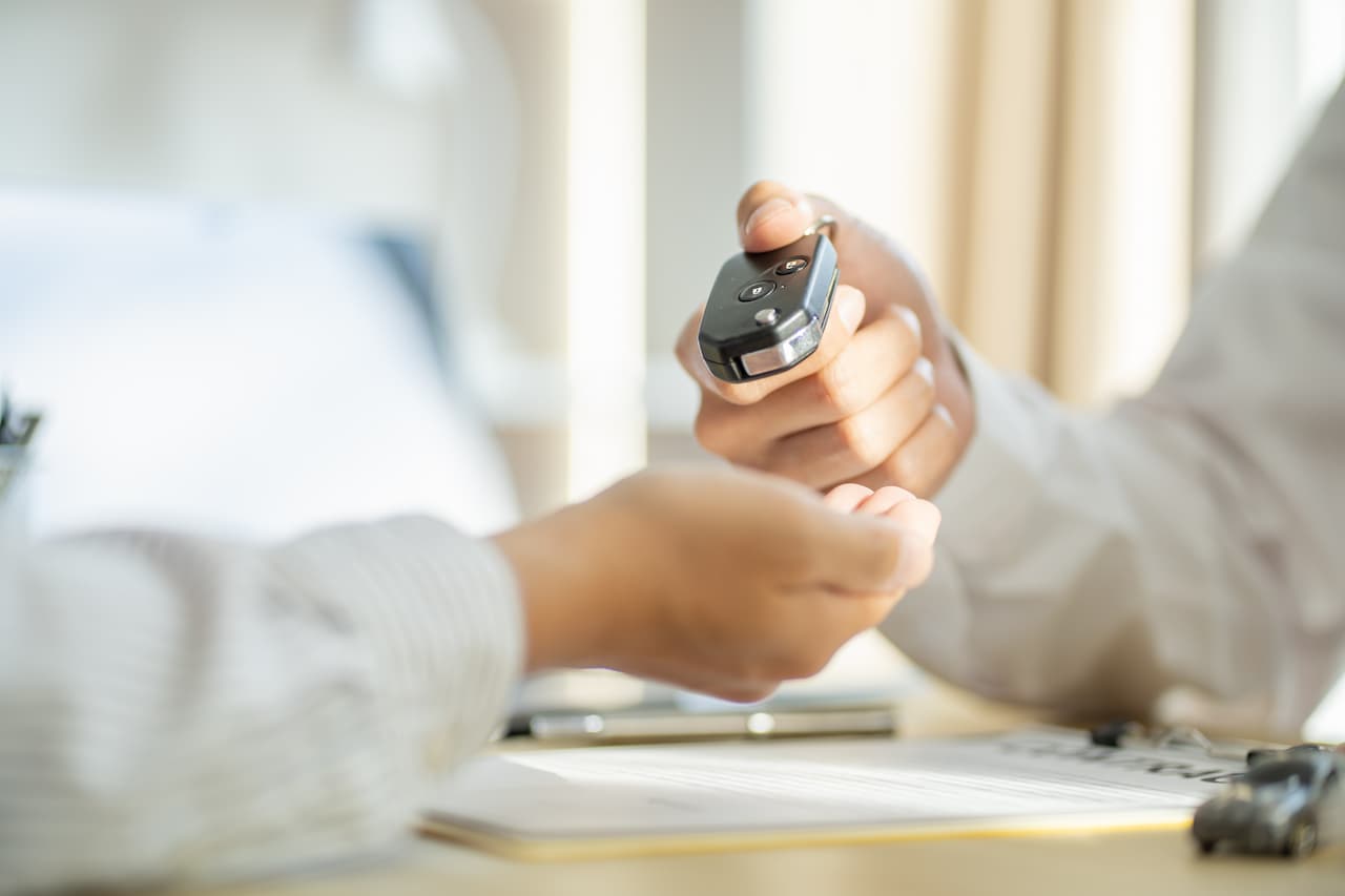 Remise des clés après l'achat d'une voiture