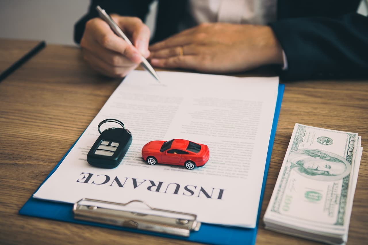 Un agent faire lire un contrat d'assurance auto à un client