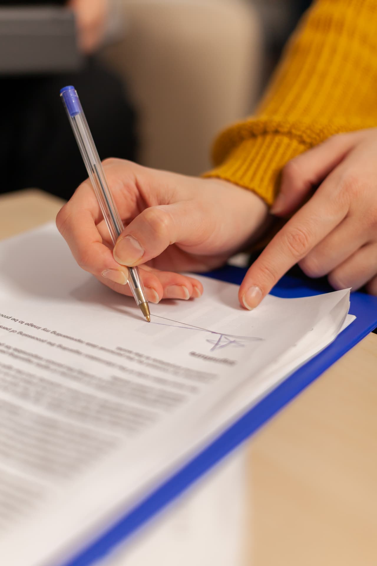 Une femme signant les documents de son contrat d'assurance auto