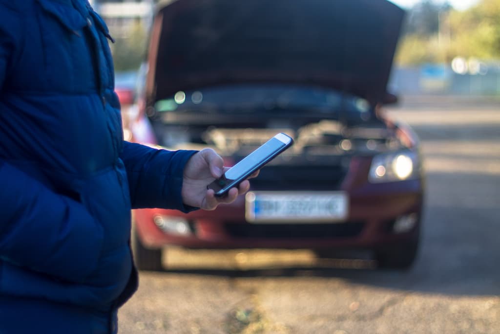 Homme appelant le service de dépannage pour sa voiture