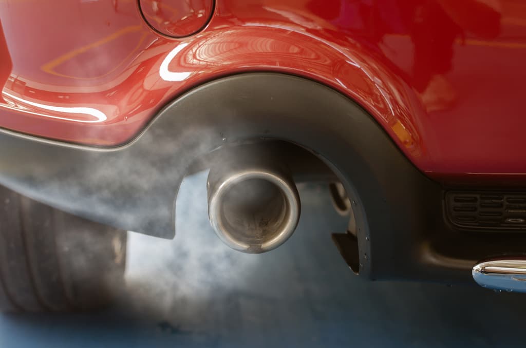 Pot d'échappement de voiture qui pollue