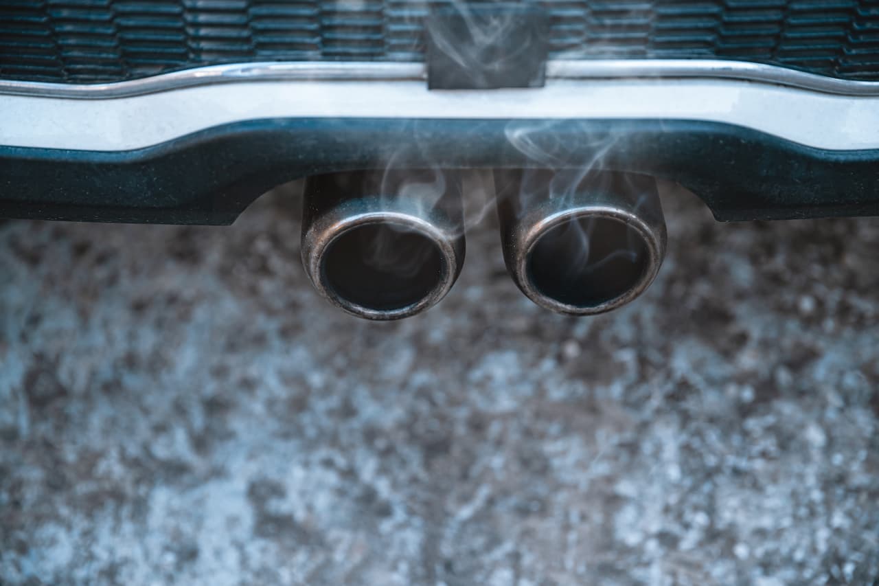 Double pot d'échappement d'une voiture