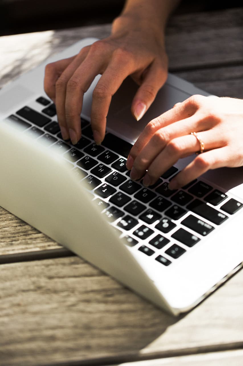 une femme utilisant sur un clavier