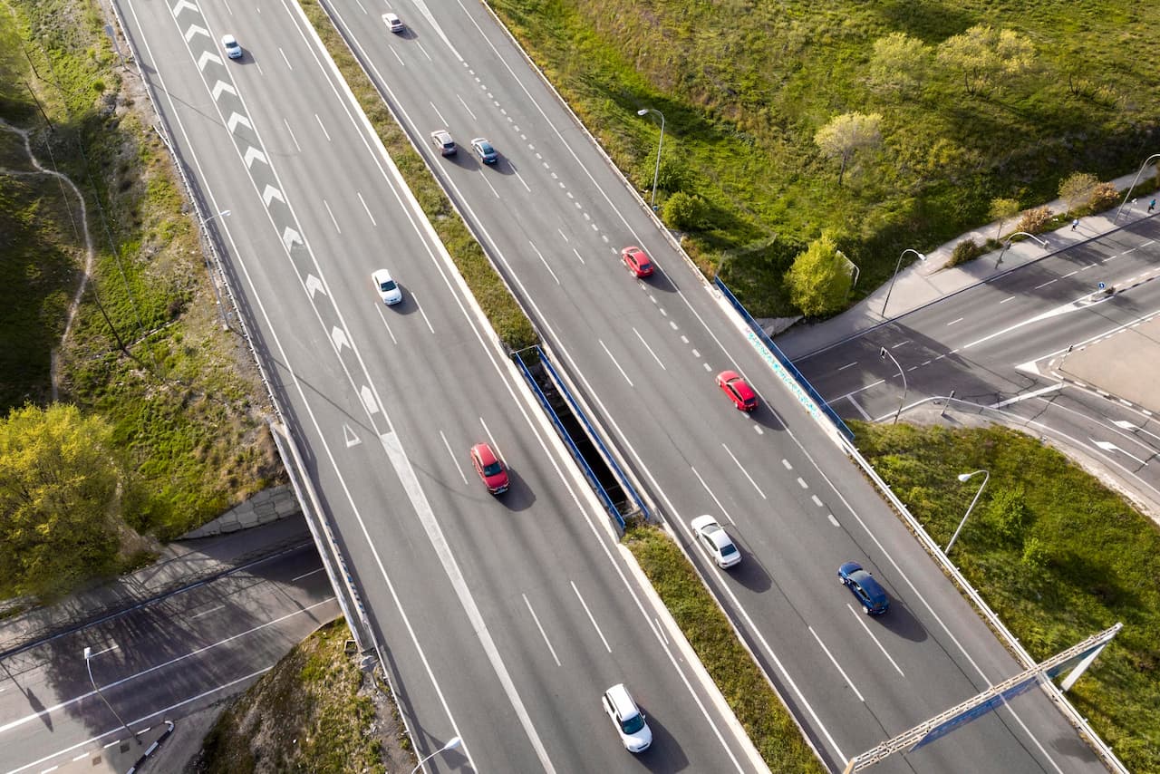 Voitures roulant sur autoroute