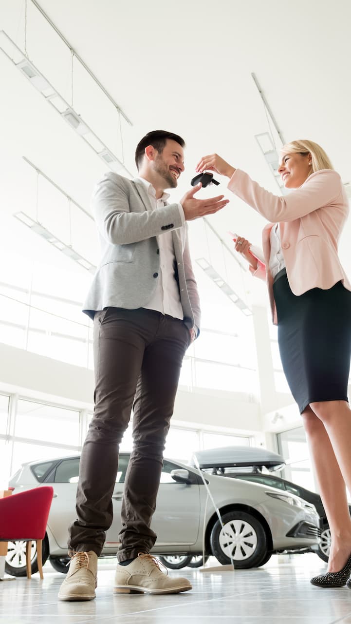 Un conseiller de location automobile avec un client