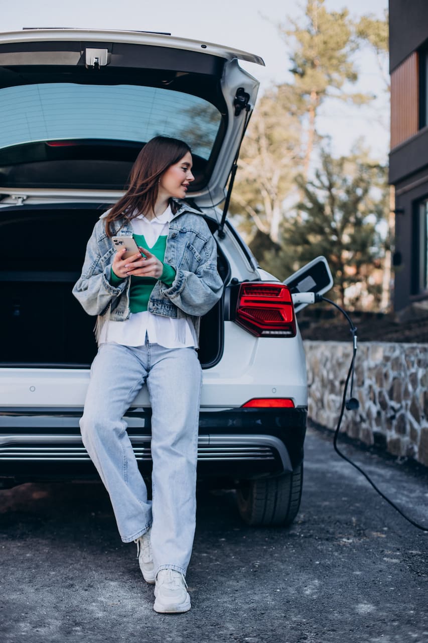 femme rechargeant sa voiture électrique
