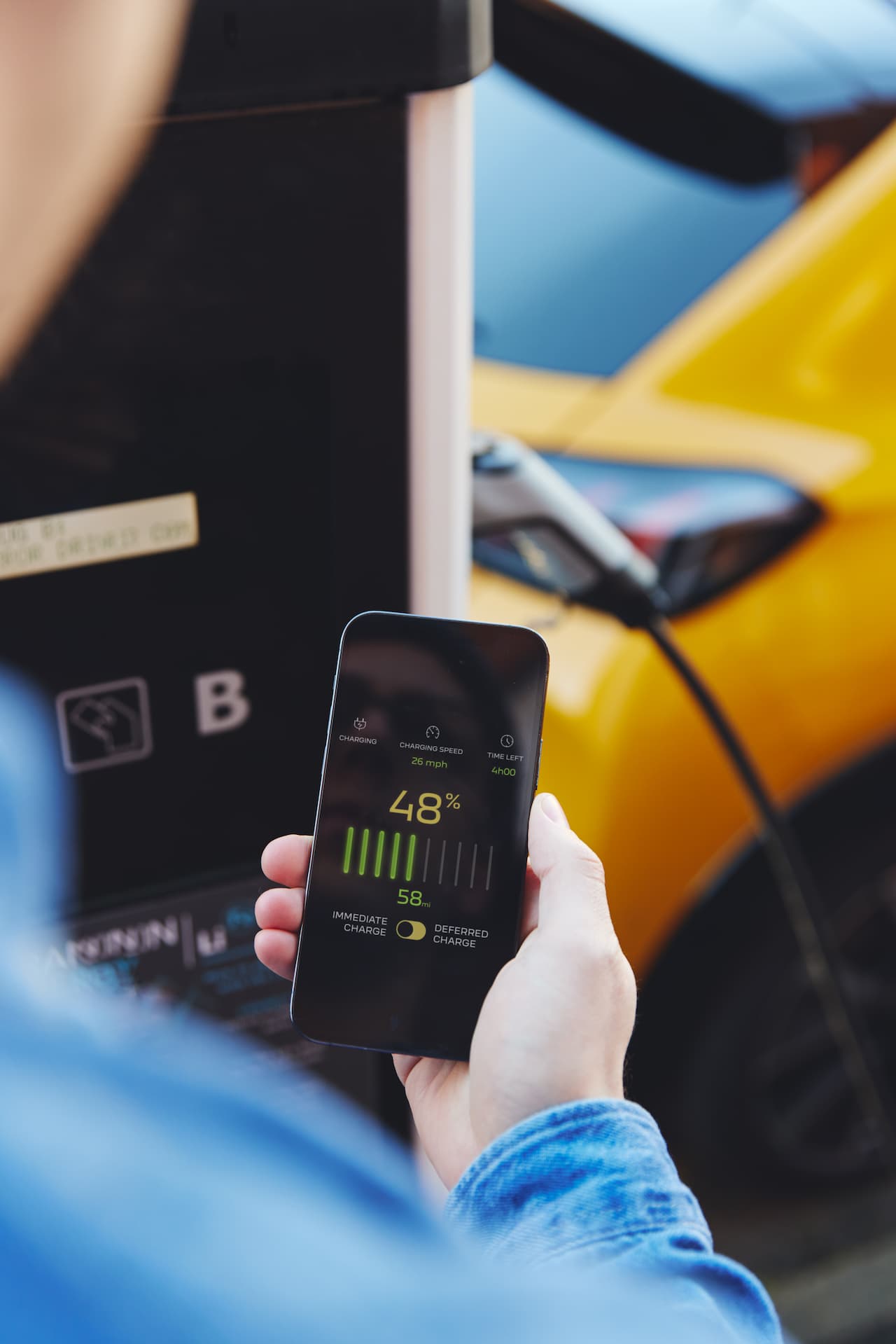 Homme rechargeant sa voiture electrique