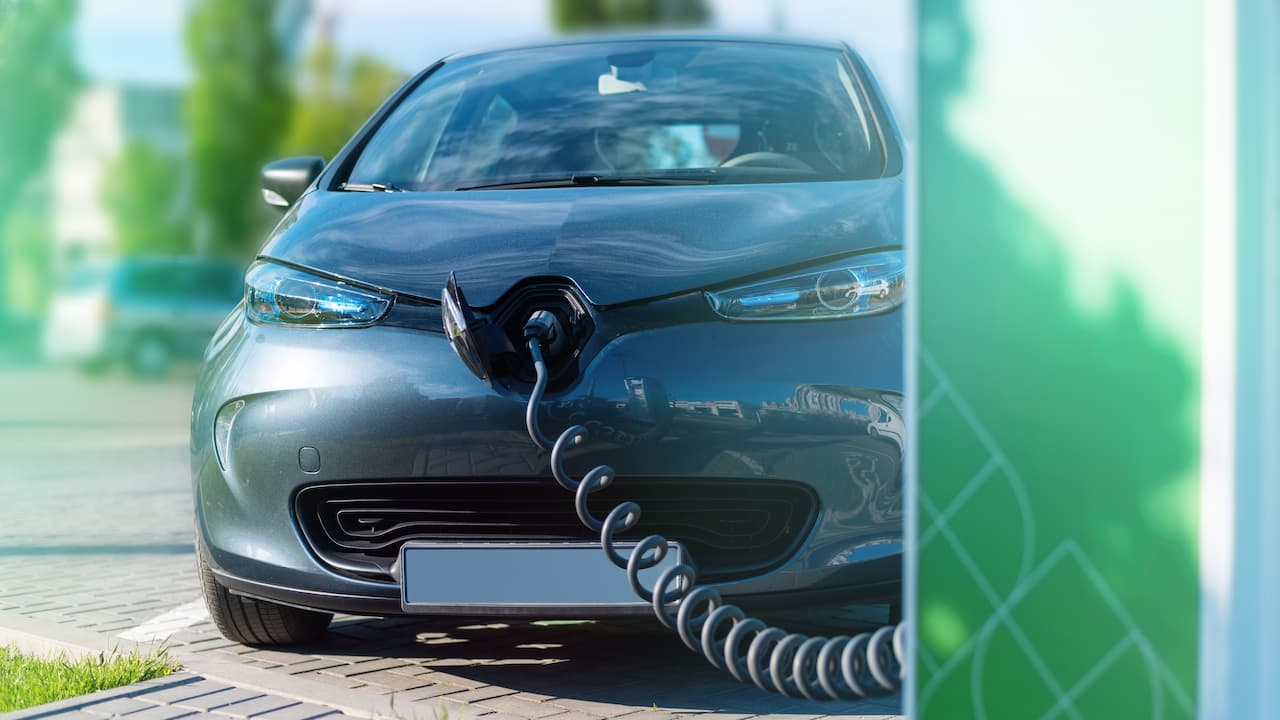 Voiture electrique citadine en charge