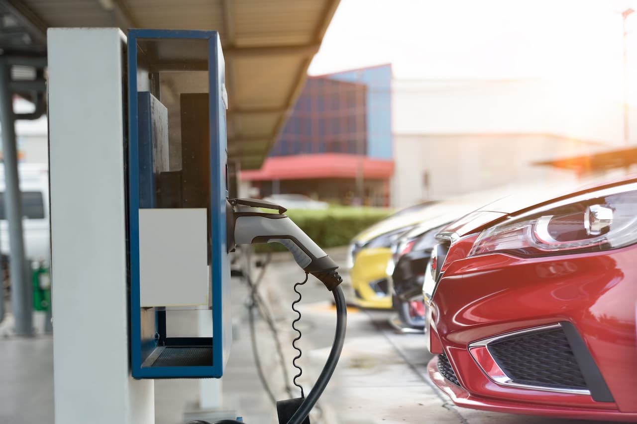 Voiture electrique sur borne de recharge