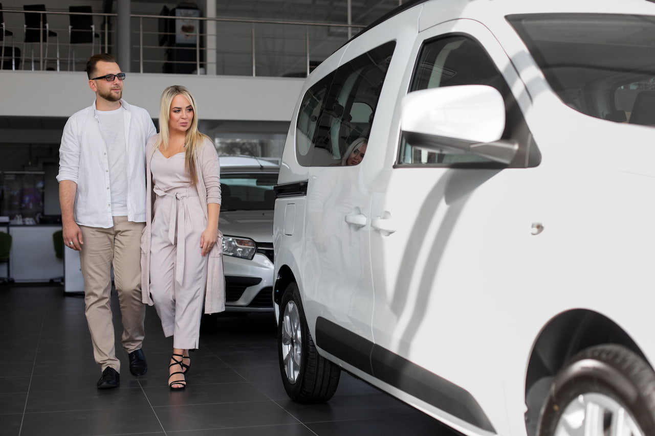 client achetant une voiture professionnelle en concession