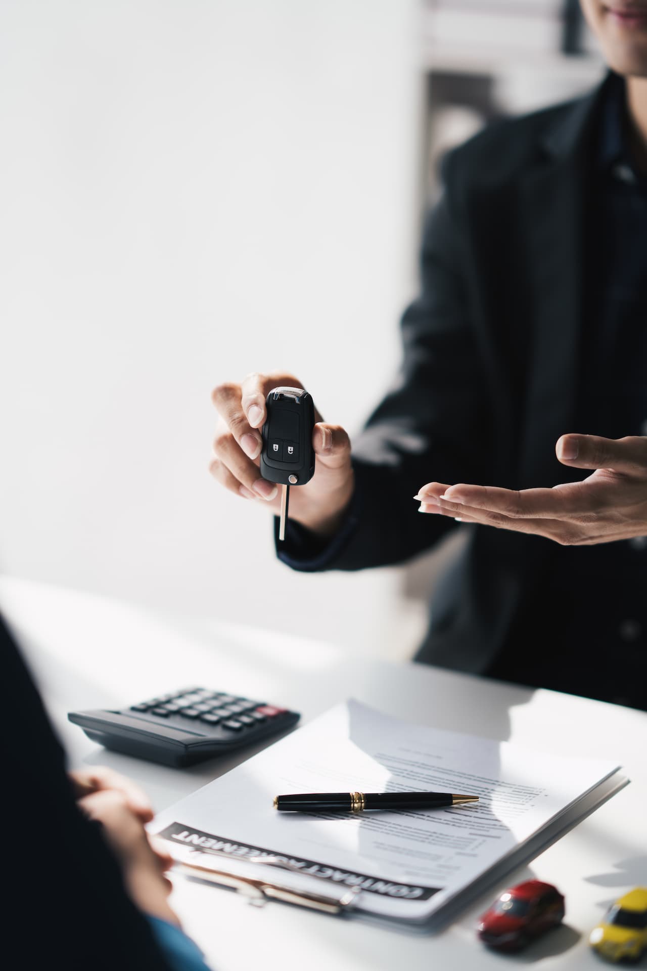 Un conseiller automobile concluant son contrat