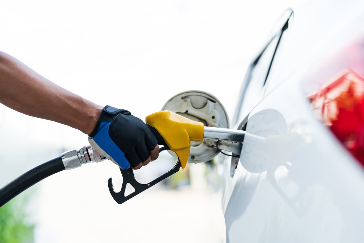 Personne ajoutant du carburant dans sa voiture...